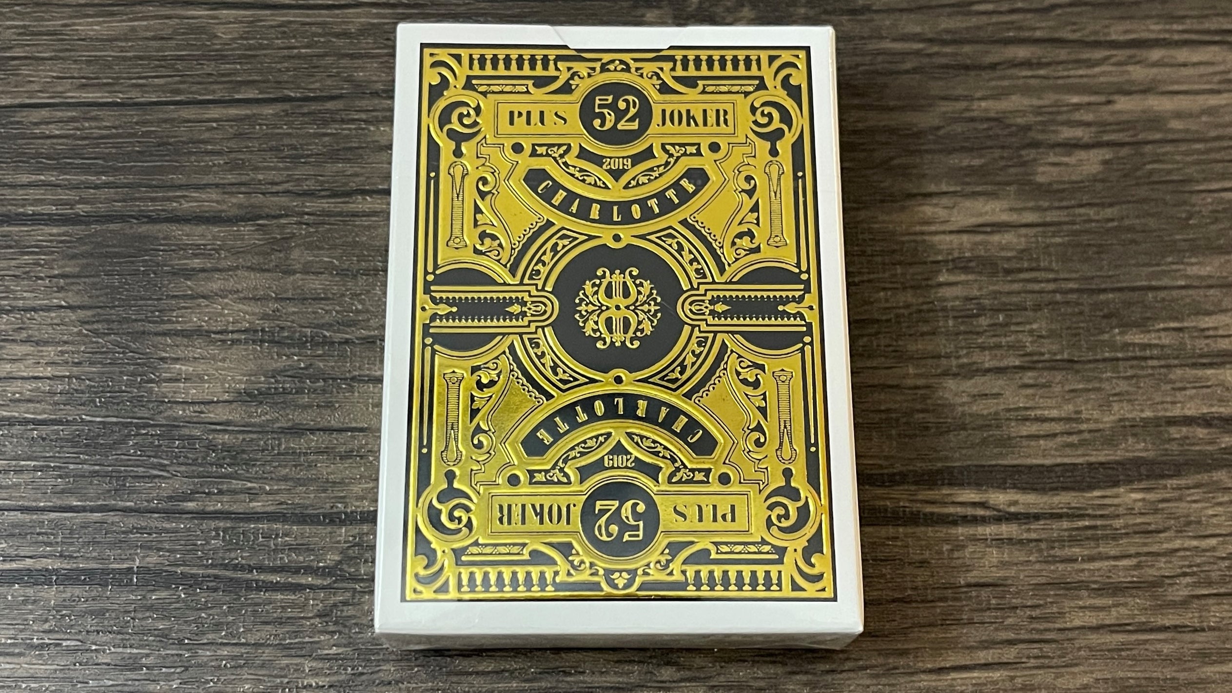 The Entertainer/52+Joker 2019 Club Deck [AUCTION - 2 WINNERS]